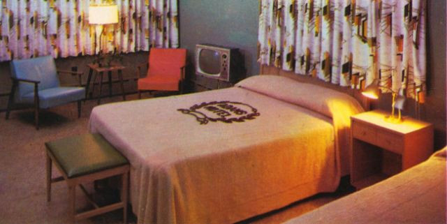 Trong một căn phòng của khách sạn Adams trên đường Số 86, chân núi Whiteface, New York, nước Mỹ thập niên 1960. Ảnh: Vintag.