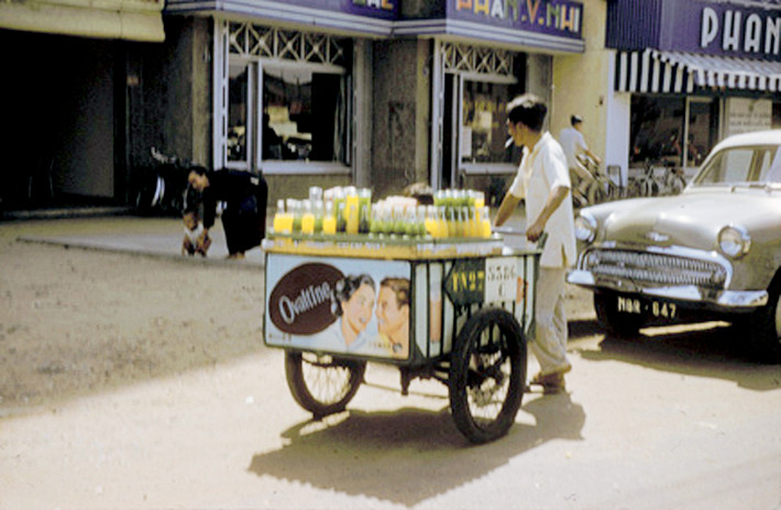 Quầy nước giải khát đóng chai trên đường Hồng Thập Tự (nay là đường Nguyễn Thị Minh khai), Sài Gòn năm 1958. Ảnh: Richard C. Harris.