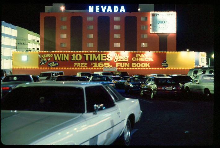 Bên ngoài khách sạn Nevada. Ảnh: Craig Gustafson.