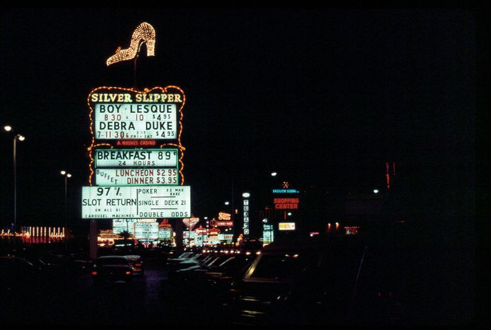 Bảng hiệu neon rực rỡ của sòng bạc Silver Slipper. Ảnh: Craig Gustafson.