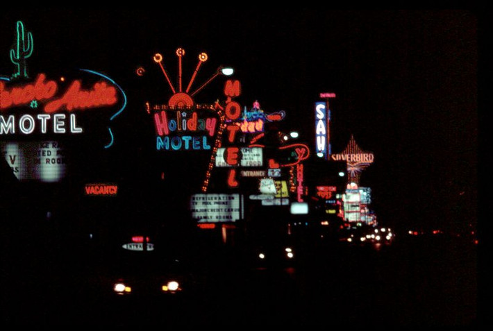Chuỗi nhà nghỉ trên một đại lộ của thành phố Las Vegas. Ảnh: Craig Gustafson.