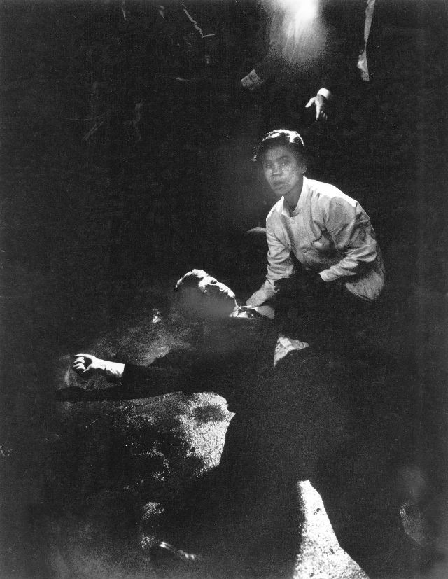 Thượng nghị sĩ Mỹ Robert Kennedy - em trai của Tổng thống Mỹ bị ám sát - nằm trên vũng máu sau khi bị một người Palestine nhập cư bắn vào đầu và cổ ở nhà bếp khách sạn Ambassador ở Los Angeles, California, ngày 5/6/1968. Ông đã qua đời không lâu sau đó. Ảnh: The Atlantic.