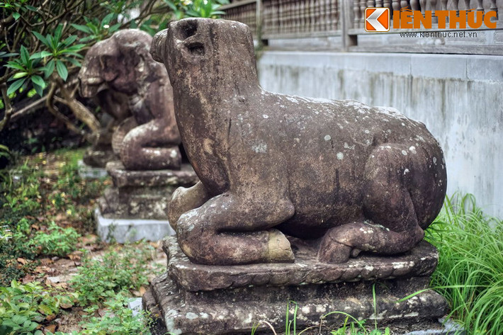 10 linh thú chùa Phật Tích gồm 5 cặp ngựa, tê giác, trâu, voi, sư tử bằng đá được xếp đối xứng nhau phía trước hành lang tòa Tam Bảo. Trong đó, tượng trâu được tạo hình trong tư thế phủ phục với những đường nét khỏe khoắn và sinh động.