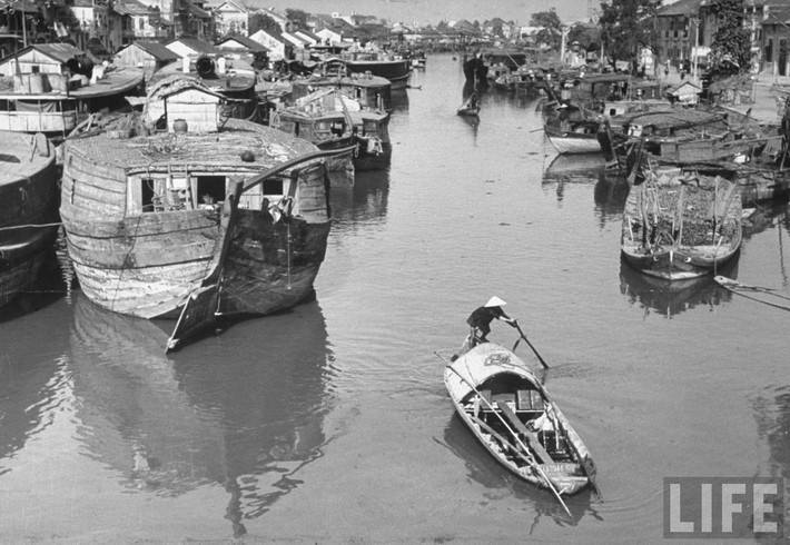 Xóm chài trên kênh rạch ở Sài Gòn năm 1950. Vào thời gian này, sông Sài Gòn và các con kênh ở lân cận là nơi sinh sống của hàng vạn người dân tứ xứ. Họ sống trên thuyền và quần tụ thành các xóm vạn chài đông đúc. Ảnh: Carl Mydans/ Life.