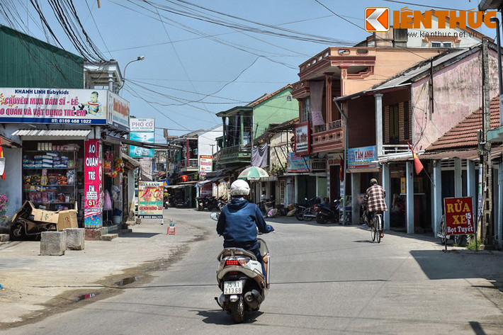 Chạy dọc theo bờ sông Hương ở phía Bắc Kinh thành Huế, phố cổ Bao Vinh từng có thời phồn thịnh không kém gì phố cổ Hội An ở Quảng Nam.