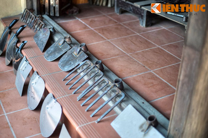 Trong quá khứ, phố cổ Bao Vinh từng nổi tiếng với nghề rèn các loại dụng cụ như dao, liềm, cuốc, cày, bừa... phục vụ cho sản xuất nông nghiệp. Ngày nay, khoảng chục gia đình vẫn giữ nghề rèn truyền thống. Các sản phẩm làm ra được bày bán bên hiên nhà một số hộ dân.