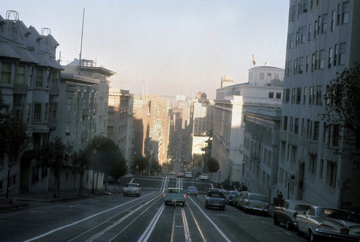 Từ đường California nhìn về phía Đông. Ảnh: Vintag.