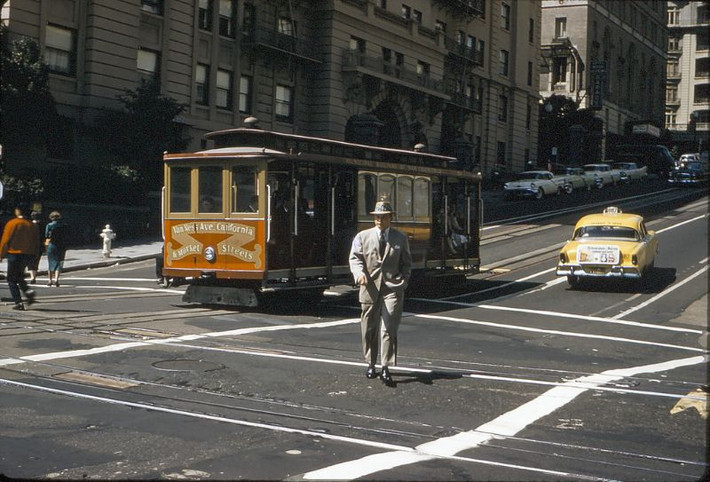 Xe điện trên một đại lộ ở San Francisco thập niên 1950. Ảnh: Vintag.