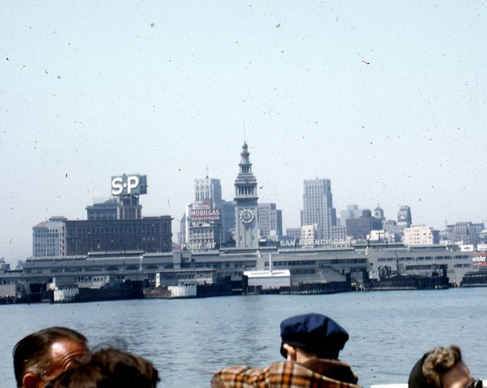 Khu Ferry Building một tổ hợp gồm bến phà và nhiều nhà hàng, nhìn từ chuyến phà trên vịnh San Francisco. Ảnh: Vintag.
