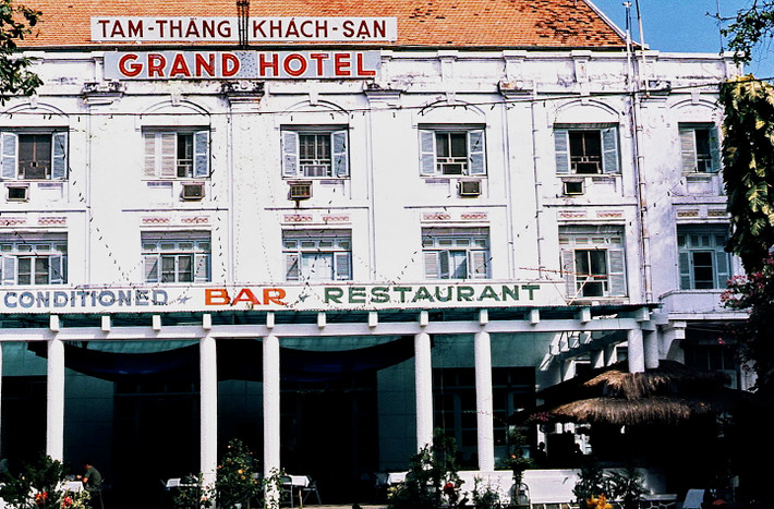 Khách sạn Grand nằm trên đường Nguyễn Du, là khách sạn lâu đời và nổi tiếng bậc nhất Vũng Tàu trước 1975. Ảnh: Mike Vogt.