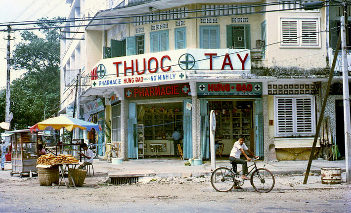 Tiệm thuốc Tây trên đường Trần Hưng Đạo. Ảnh: Mike Vogt.