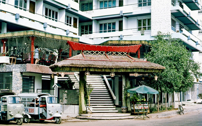 Khách sạn Palace ở giao lộ Nguyễn Trãi - Quang Trung. Ảnh: Mike Vogt.