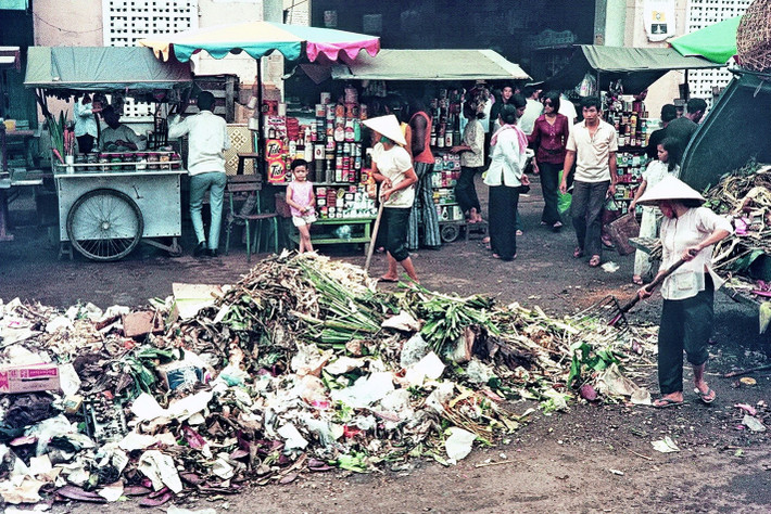 Bên ngoài chợ Vũng Tàu. Ảnh: Mike Vogt.