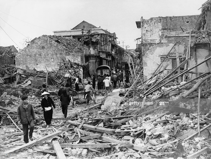 Phố Khâm Thiên bị "san phẳng" sau các vụ ném bom rải thảm của B-52, Hà Nội ngày 27/12/1972.