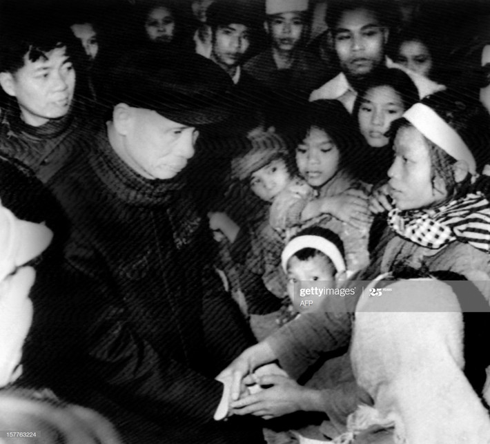 Thủ tướng Phạm Văn Đồng thăm trẻ em có cha mẹ thiệt mạng vì bom Mỹ vào ngày 24/12/1972 tại Từ Liêm, Hà Nội