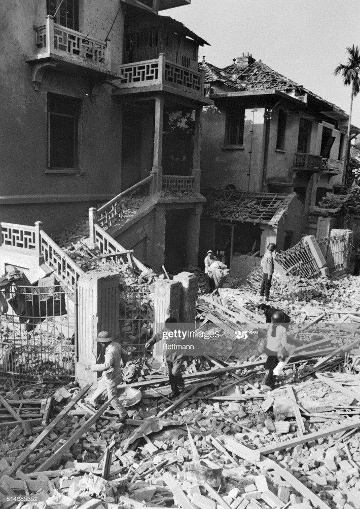 Nhân viên cứu hộ kiếm tra đống đổ nát xung quanh Đại sứ quán Cuba ở Hà Nội, 3/1/1973