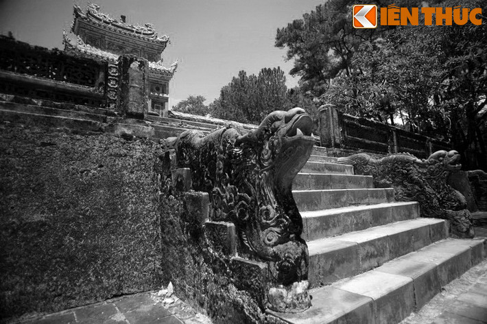 Tự Đức là một ông vua bất hạnh. Ông là một người nho nhã, hiền lành, yêu nước thương dân, nhưng thể chất yếu đuối, tinh thần bi quan. Làm vua trong bối cảnh bên ngoài giặc ngoại xâm tấn công, bên trong nội tình rối ren, ông đã cho xây lăng tẩm của mình như một nơi để trốn tránh thực tại.