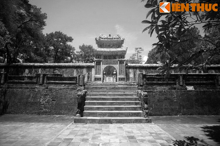 Để thể hiện sự ăn năn của mình, vua cho đổi tên Vạn Niên cơ thành Khiêm Cung. Chữ “Khiêm” ở đây có nghĩa là cung kính/ nhún nhường, một đức tính được các nhà Nho coi trọng. Và mọi công trình lớn nhỏ trong lăng đều được mang chữ “Khiêm”.