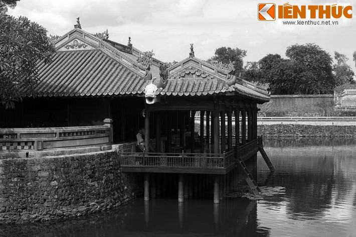 Vốn là một người có học vấn uyên thâm, một thi sĩ có tâm hồn lãng tử, vua Tự Đức đã ấp ủ ý tưởng về nơi an nghỉ đẹp như một bài thơ với những công trình hoa mỹ hòa quyện với rừng thông xanh và hồ nước trong veo.