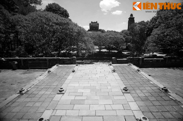 Cảnh lao động khổ sai ấy gây nên sự căm phẫn trong lòng dân chúng, trong dân gian xuất hiện câu ca chua xót nói về công trình của vua Tự Đức như sau: “Vạn niên là vạn niên nào/ Thành xây xương lính, đào hào máu dân”.