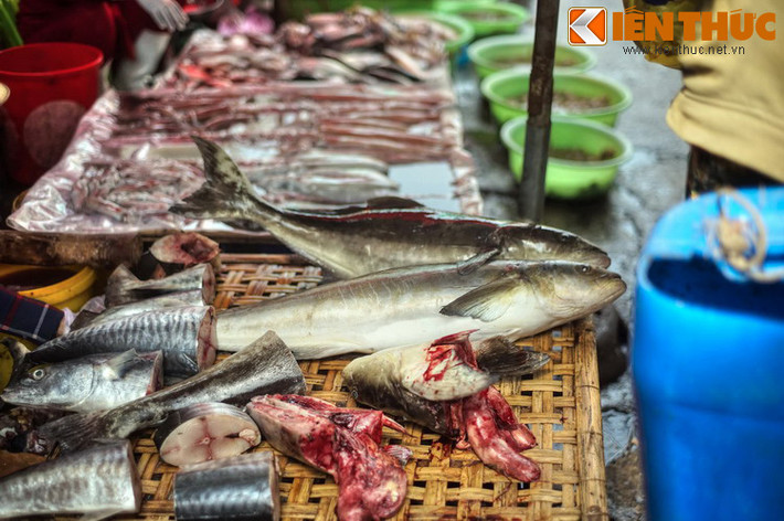 Chợ được xây mới và khánh thành vào năm 2015, với tổng diện tích sử dụng 13.000 m2, có 1.216 quầy và 137 ki-ốt xung quanh khuôn viên. Dù mang diện mạo hiện đại, khung cảnh nhộn nhịp và những nét văn hóa đặc trưng của chợ Phan Thiết vẫn được gìn giữ.