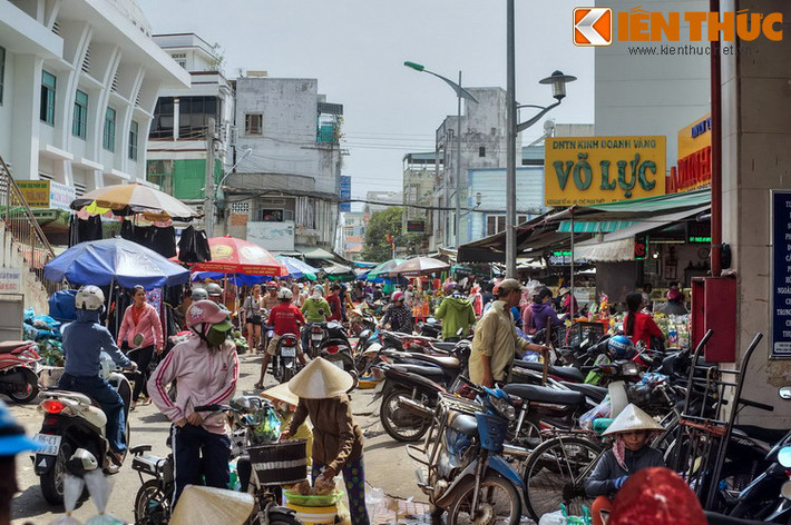 Nằm tại phường Đức Nghĩa, trung tâm thành phố Phan Thiết, tỉnh Bình Thuận, chợ Phan Thiết là khu chợ có lịch sử lâu đời và là một địa điểm mà du khách không nên bỏ qua khi ghé thăm thành phố biển miền Nam Trung Bộ này.