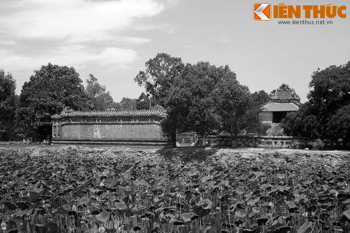 Chọn đất xong, vua Tự Đức sai đại thần Vũ Văn Giải đôn đốc dân binh bắt tay xây gấp lăng vua cha Thiệu Trị vào giữa tháng 2/1848. Đến đầu tháng 5/1848, một số công trình chủ yếu trong lăng đã xong.