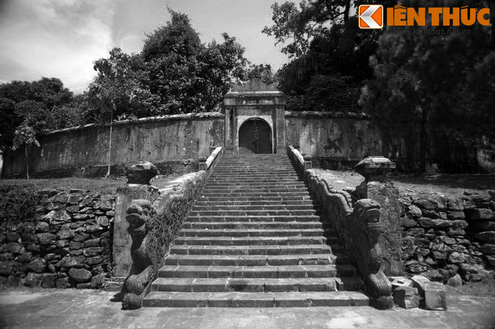 Vì đợi xây lăng xong mới đưa đi an táng nên quan tài của vua Thiệu Trị phải quàn tại điện Long An (cung Bảo Định) trong 8 tháng trời kể từ khi mất.
