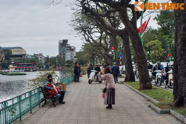 Sau đó chúa Trịnh cho đắp con đê rộng ra, và gọi là đê Cố Ngự (nghĩa là giữ vững). Con đê này cũng có vai trò như đường giao thông. Sau này đường Cố Ngự bị đọc chệch thành Cổ Ngư, chính là đường Thanh Niên – con đường thơ mộng nổi tiếng Hà Nội ngày nay.