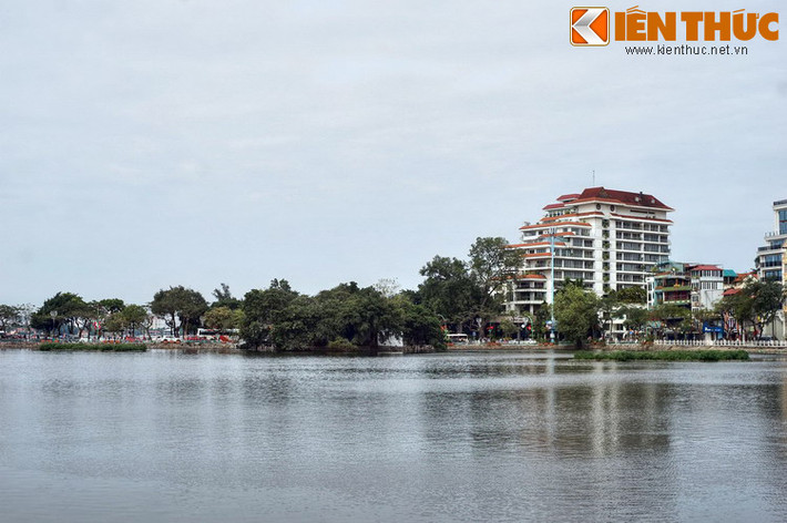 Nằm ở mạn Đông Bắc quận Ba Đình, hồ Trúc Bạch vốn là một phần của hồ Tây. Thời xưa sóng lặng hơn nên cá hồ Tây thường tụ về đây. Dân hai làng Yên Hoa (nay là Yên Phụ) và Yên Quang (nay là phố Quán Thánh) đã đắp đê ngăn góc này lại để đánh cá và sau là nuôi cá.