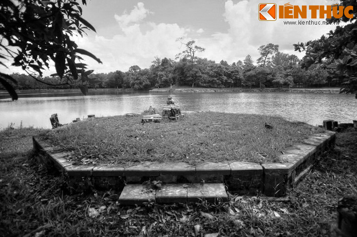 Đây là vùng đất gần ngã ba Bằng Lãng, là nơi hợp lưu của hai nguồn Tả Trạch và Hữu Trạch để tạo thành sông Hương, cách kinh thành Huế 12 km. Dù đã tìm được đất tốt, việc xây lăng đã có khởi đầu không được suôn sẻ.