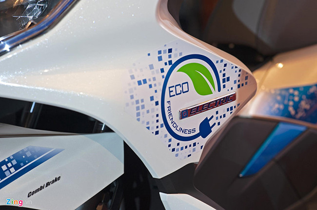 Điểm khác biệt lớn nhất trên Honda PCX Electric so với hai phiên bản hiện có nằm ở hệ thống pin và động cơ phía bên dưới yên xe. PCX Electric được trang bị hai khối pin lithium-ion công suất 50,4 V có thể tháo rời, cho phép chiếc xe di chuyển liên tục quãng đường 60 km với vận tốc 30-35 km/h.