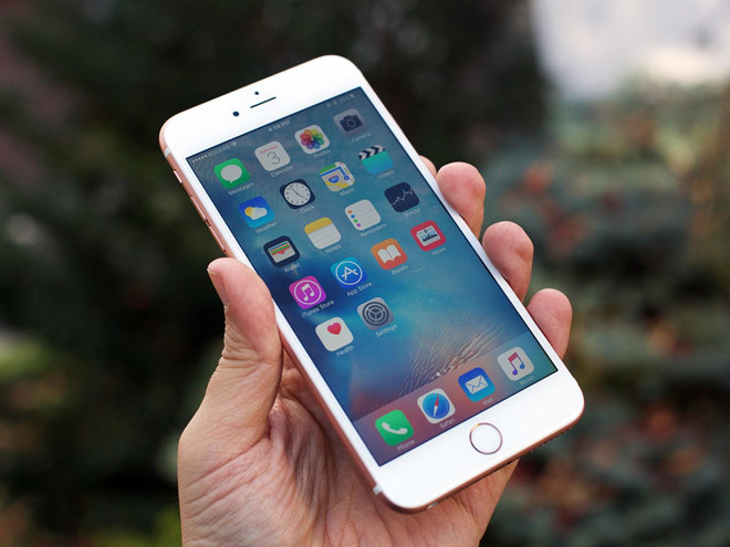 iPhone 6S Plus giá 21,8 triệu đồng (2015): Đến thời iPhone 6S Plus, tình trạng xếp hàng chờ mua máy tại Việt Nam không còn bởi nguồn hàng dồi dào. Phiên bản này cũng không có nhiều nâng cấp so với thế hệ trước, ngoại trừ cấu hình mạnh hơn và tính năng 3D Touch. Màu vàng hồng trên 6S Plus ban đầu khá hút khách nhưng sau đó bị người dùng bỏ rơi, trở thành model có giá rẻ nhất ở thị trường tự do.