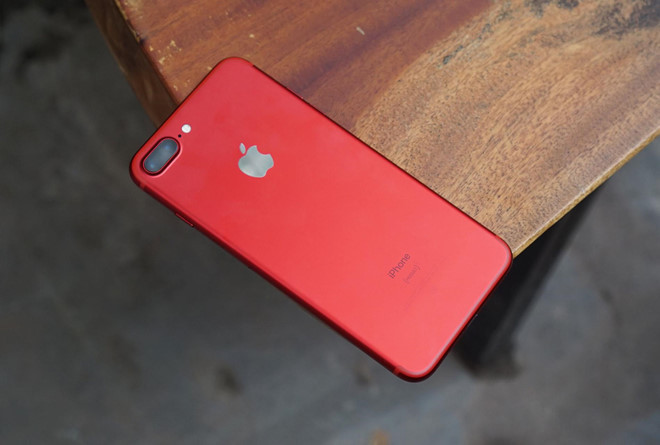 iPhone 7 Plus giá 22,3 triệu đồng (2016): 7 Plus mang đến camera kép, hỗ trợ chụp xóa phông. Các đại lý đều báo lượng đặt hàng lên đến chục nghìn máy trong đợt mở bán. iPhone 7 Plus được yêu chuộng tại Việt Nam, nhưng mức giá cao là rào cản lớn.
