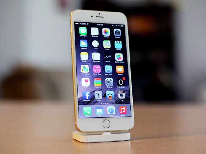 iPhone 6 Plus giá 20,4 triệu đồng (2014): 6 Plus đánh dấu thay đổi lớn về thiết kế sản phẩm của Apple. Lần đầu tiên Apple ra mắt một chiếc iPhone màn hình lớn nên dù giá bán đội lên khá cao, nhu cầu cho sản phẩm này tại Việt Nam vẫn rất lớn.