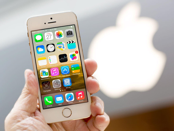 iPhone 5S giá 15,8 triệu đồng (2013): iPhone 5S về Việt Nam vào tháng 11/2013 và tạo nên cơn sốt lớn. Lượng hàng thời điểm đó hạn chế, khách phải xếp hàng nhiều giờ trước khi mở bán để chờ mua máy và may mắn mới sở hữu được phiên bản màu gold thời thượng. Đây là di động đầu tiên của Apple có cảm biến vân tay.