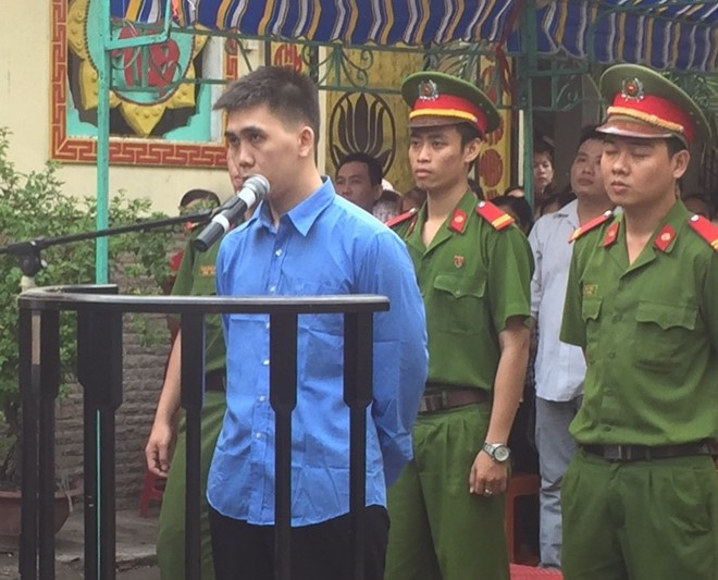 3. Em giết anh vì sợ bị giành đất bố mẹ để lại: Ngày 26/7/2016, TAND TP HCM đã tuyên Phùng Huệ Nhơn (32 tuổi, trú quận 11) án chung thân. về tội Giết người.