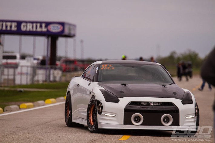 Dù có công suất "khủng" nhưng ở bên ngoài, toàn bộ các chi tiết thân xe của một chiếc Nissan GT-R nguyên bản vẫn được AMS Performance giữ nguyên.