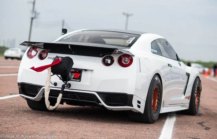 Ở phía sau của chiếc GT-R buộc phải có thêm dù để hãm được chiếc xe từ tốc độ cao, trong khi cánh đuôi kéo dài về phía sau khiến lực cản không khí của xe ở mức tối thiểu.