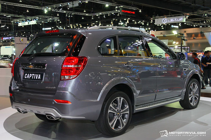 Captiva Revv cũng sở hữu nhiều trang bị an toàn như hệ thống cảnh báo điểm mù, cảnh báo phương tiện di chuyển ngang khi lùi xe, cảnh báo va chạm, camera lùi, hỗ trợ xuống dốc, cân bằng điện tử (ESC), chống bó cứng phanh (ABS), chống trượt (TCS), phân phối lực phanh điện tử (EBD), phanh tay điện tử (EPB), treo sau cân bằng tự động và 6 túi khí.