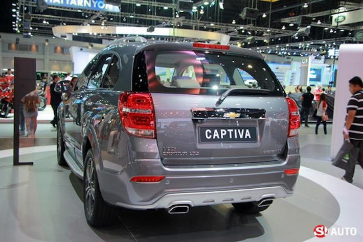 Ở phía sau, Captiva Revv cũng có một số điểm khác biệt như cặp đèn hậu và cản sau được sửa đổi nhẹ.