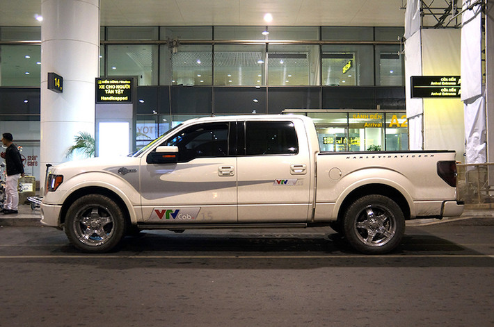 So với các phiên bản Ford F150 thường, F150 Harley-Davidson sở hữu ngoại thất với một số thay đổi nhỏ.