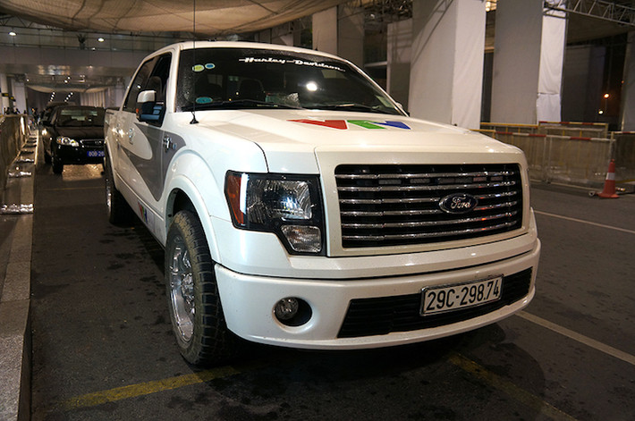 Chiếc Ford F150 Harley-Davidson đầu tiên và có thể là duy nhất tại Việt Nam vừa bị bắt gặp tại sân bay Nội Bài thuộc phiên bản đời "gần chót" 2011, có màu trắng và mang logo VTV Cab 15.