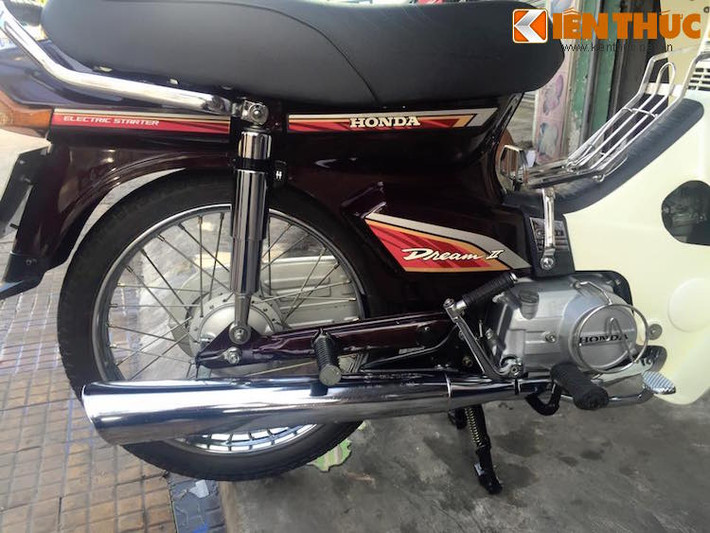 Do chỉ nằm "đắp chiếu" nên chiếc xe mới giữ được vẻ đẹp như mới, trong khi nhiều "người bạn cùng lứa" ở Việt Nam đã có công-tơ-mét quay được vài vòng. Nước sơn của xe cũng "không tì vết", lấp lánh màu nho đã gắn liền với hình ảnh của Dream tại Việt Nam. Yếm của xe đã ngả sang màu ngà, chứng tỏ rằng là loại yếm Thái "xịn".