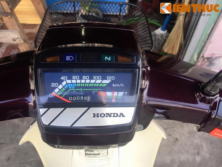Đồng hồ công-tơ-mét của chiếc xe chỉ rằng nó mới chỉ đi được đúng 99 km. Trừ đi khoảng 3 km chạy thử ở nhà máy, như vậy chủ của chiếc xe này mới chỉ đi cùng với nó được khoảng 96 km tại Việt Nam.