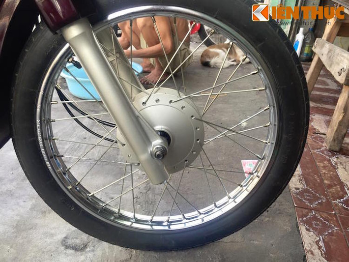 Những chiếc Dream Thái nguyên bản, đi ít cũng liên tục được các nhà sưu tập xe săn lùng và sẵn sàng trả giá lên tới hàng chục, thậm chí là hàng trăm triệu đồng. Chiếc Dream II đời tem lửa trong bài viết này thuộc sở hữu của một người sưu tập có tiếng trong Sài Gòn, chuyên sưu tập các loại xe phân khối nhỏ đã trở thành "huyền thoại" một thời.