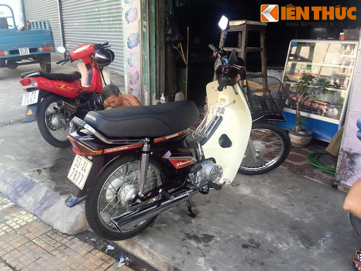 Những chiếc Honda Dream đầu tiên được sản xuất tại Thái Lan vốn khởi động bằng cần đạp. Tới đầu thập niên 90, Honda mới tung ra phiên bản Dream II "tem hồng" có thêm bộ đề. Những chiếc Dream này được nhập về Việt Nam vào khoảng năm 1992-1993 dưới dạng "xe 3 cục", nghĩa là xe được tháo rời và đóng thành 3 kiện khác nhau gồm khung, động cơ cùng các chi tiết khác.