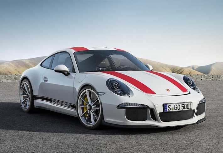 Siêu xe Porsche 911R mới được coi là "hậu duệ" của dòng xe 911R đầu tiên từ thập niên 60, đã từng tham gia vào các giải đua khác nhau như Targa Florio.