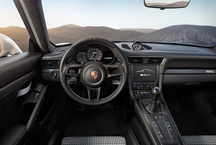Nội thất của 911R mang tính thể thao hơn với tay lái GT Sport và những chiếc ghế đua có khung bằng sợi carbon. Logo 911R xuất hiện ở bảng táp-lô bên phía người lái để khẳng định sự đặc biệt của chiếc xe.