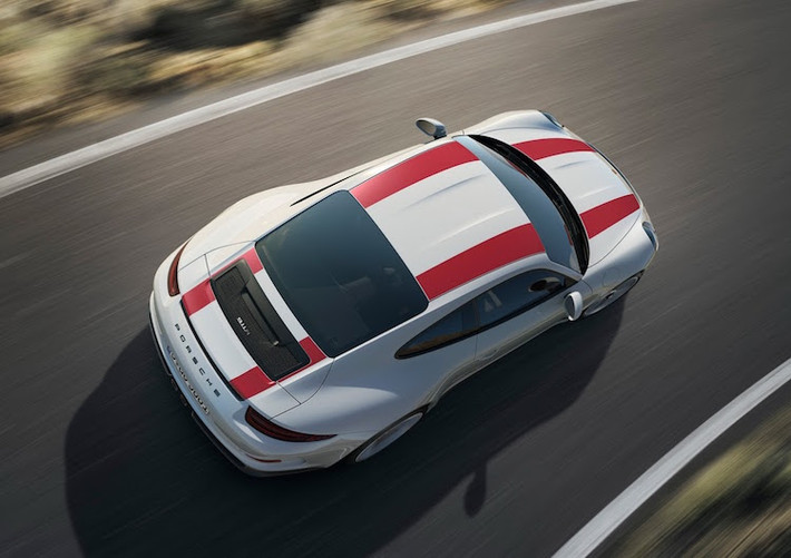 Vừa được ra mắt tại triển lãm Geneva 2016, giá bán của 911R chưa được Porsche tiết lộ. Tuy nhiên, nhiều nguồn tin đã chỉ ra rằng hãng sẽ chỉ sản xuất chiếc xe với số lượng giới hạn.